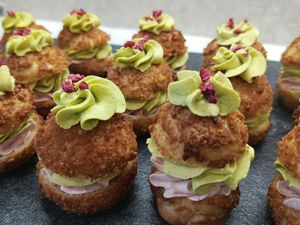 Pistaciovo - malinový choux